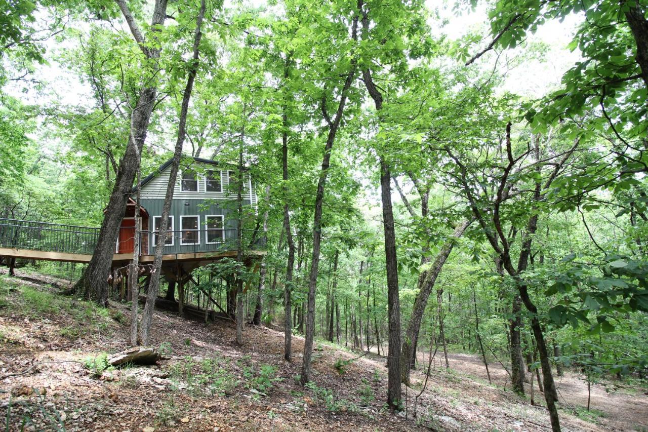 فيلا Secluded Treehouse In The Woods - Tree Hugger Hideaway برانسون المظهر الخارجي الصورة