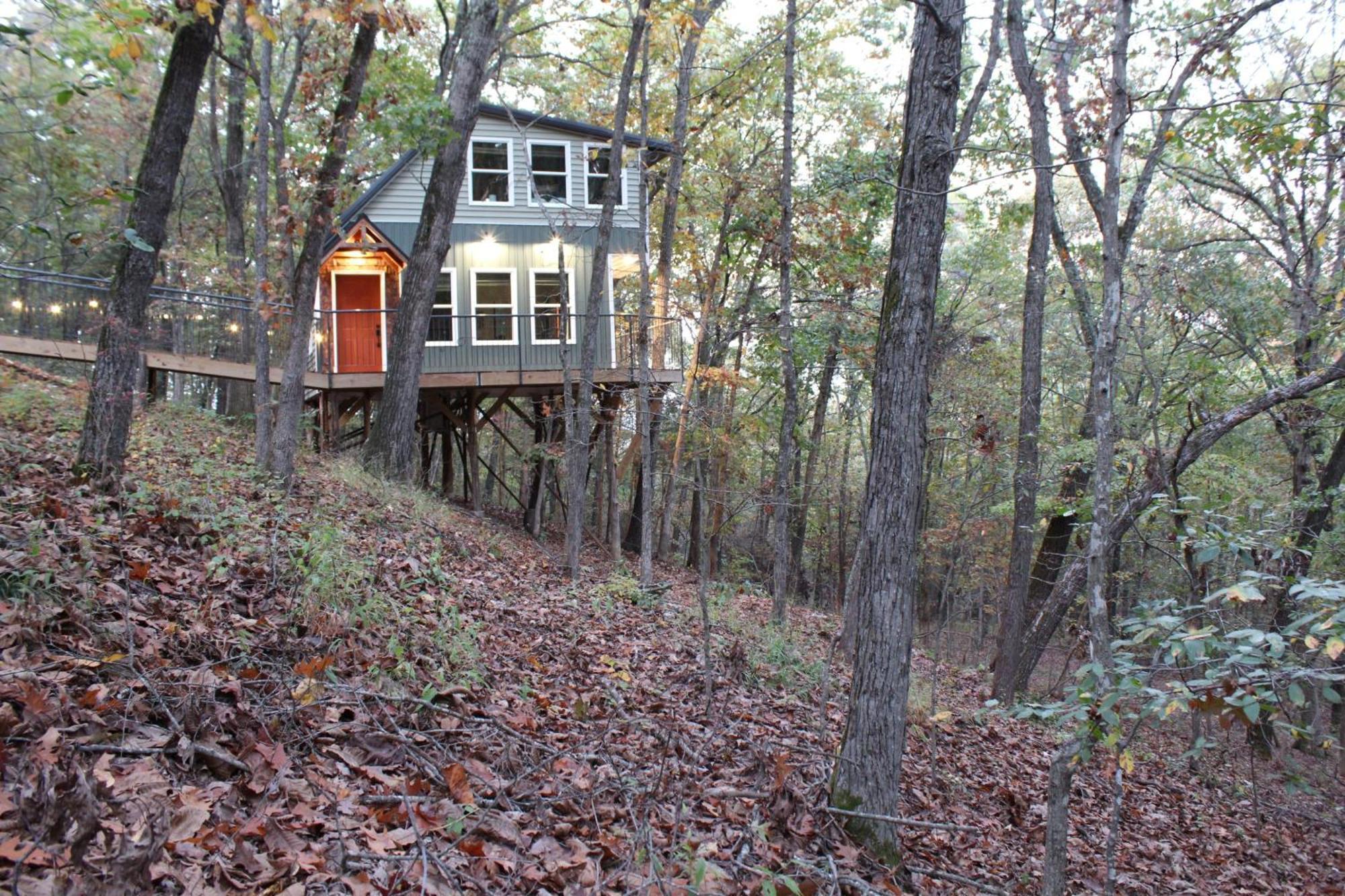 فيلا Secluded Treehouse In The Woods - Tree Hugger Hideaway برانسون المظهر الخارجي الصورة