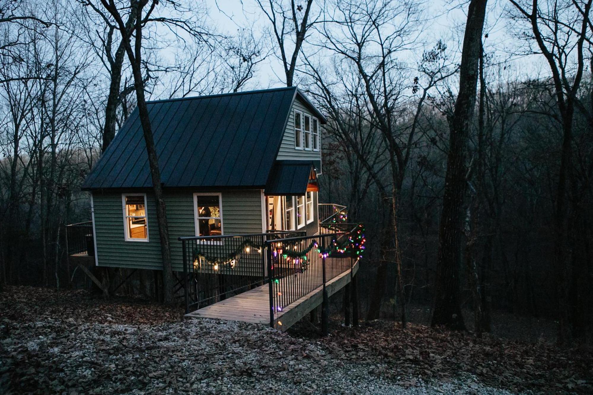 فيلا Secluded Treehouse In The Woods - Tree Hugger Hideaway برانسون المظهر الخارجي الصورة